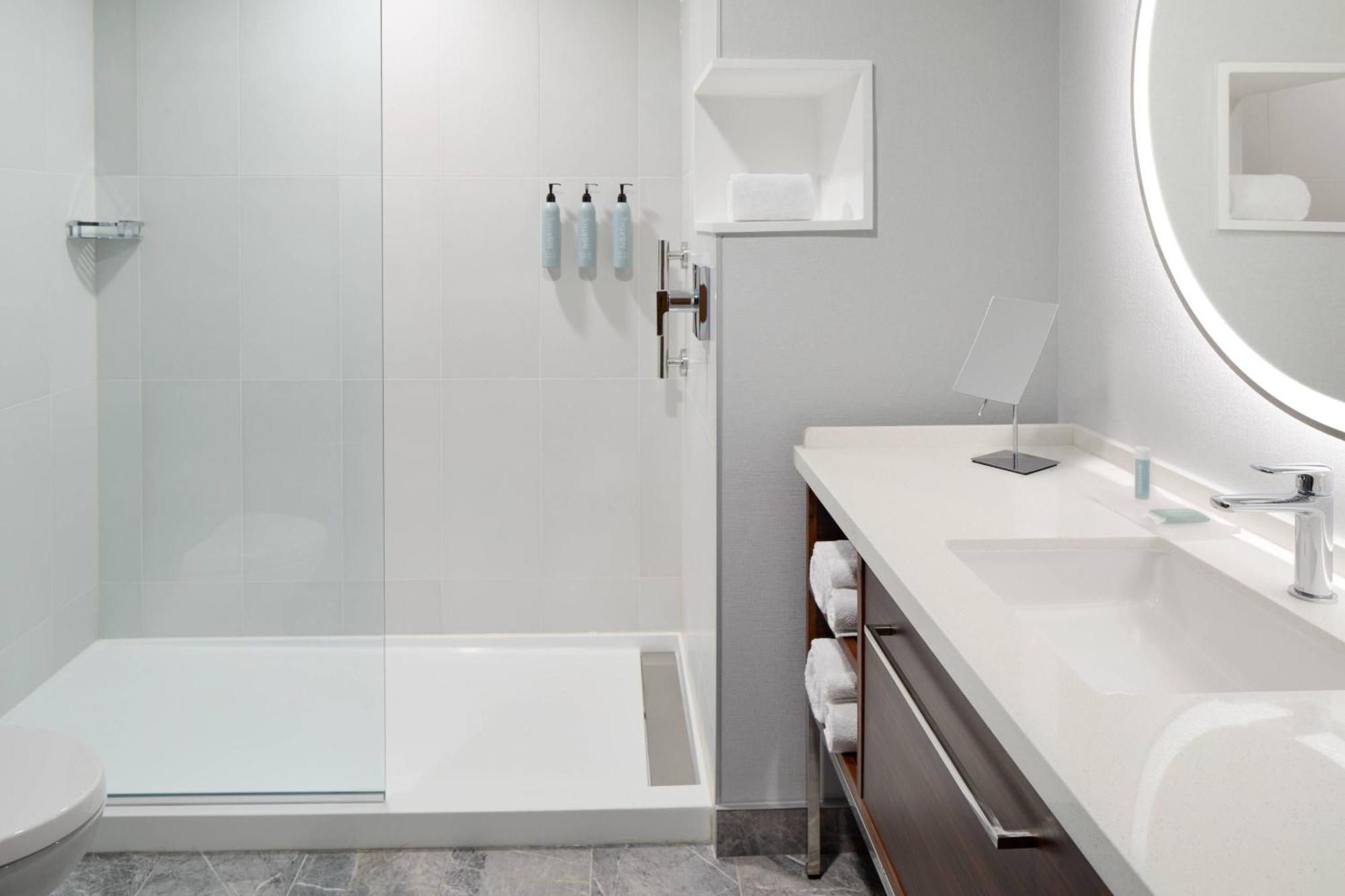 Courtyard By Marriott Montreal Laval Hotel Exterior foto